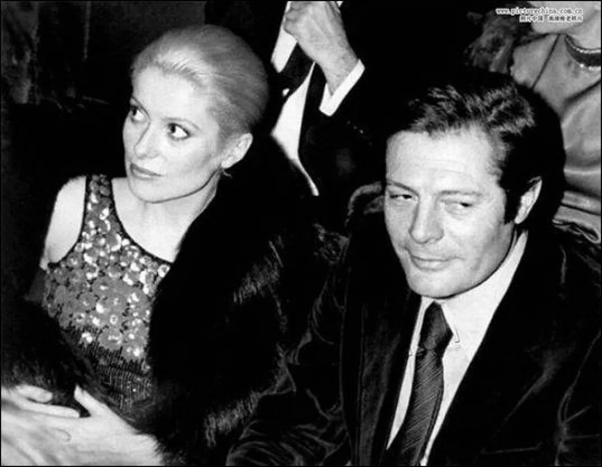 كاترين دونوف مع النجم الإيطالي وأب ابنتها مارشلو ماسترواني- الصورة من حساب الممثلة