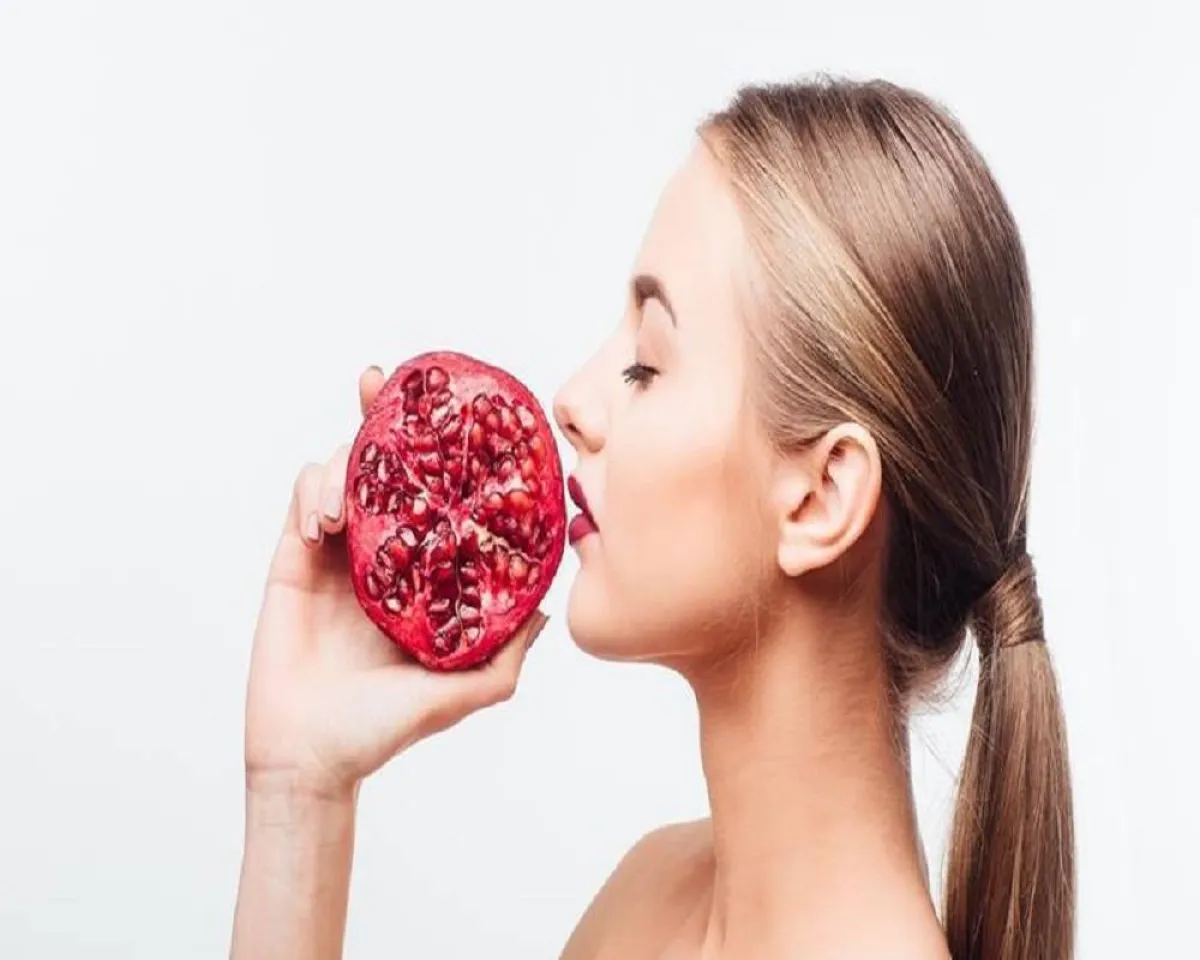 صورة لحامل تتناول الرمان