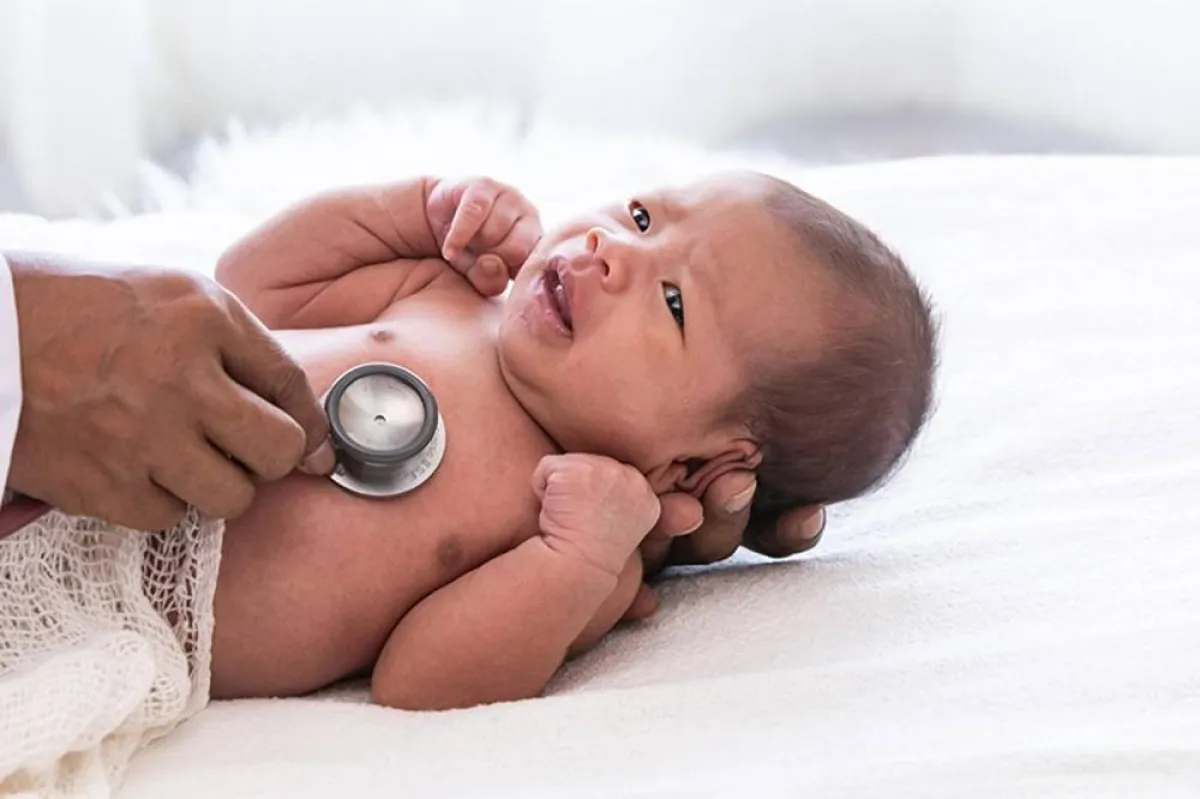 صورة لطفل صغير يخضع للفحص الطبي