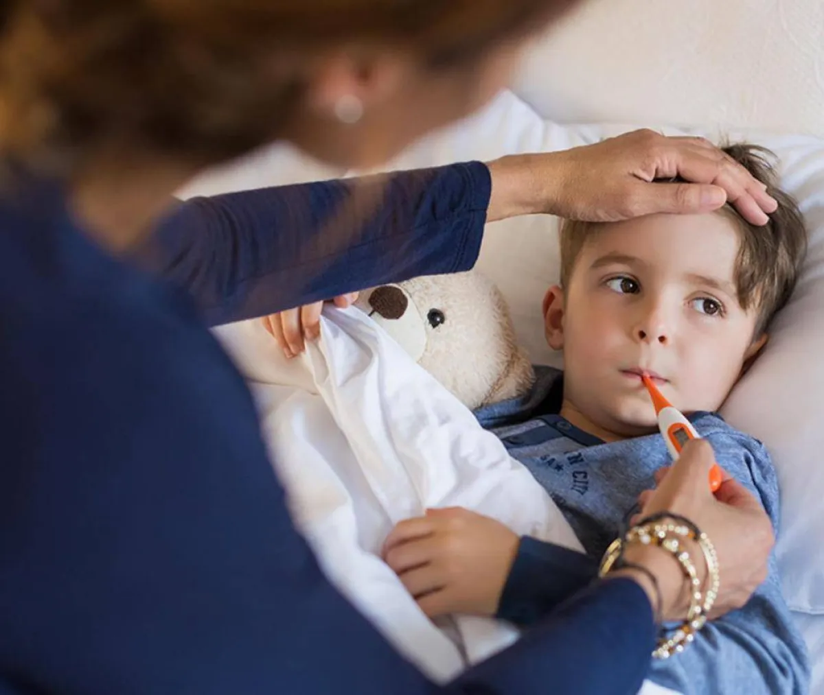 صورة لطفل يعاني من ارتفاع حرارته بسبب النزلة المعوية