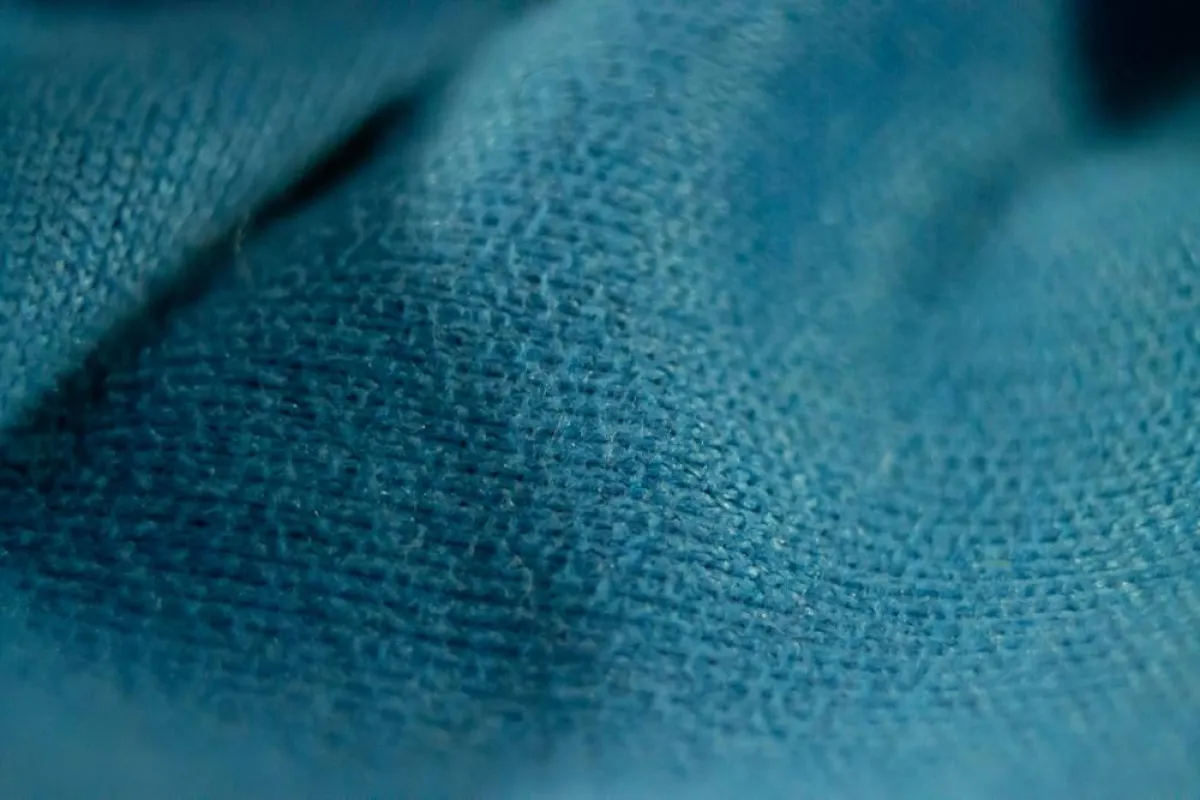 قماش المايكروفيبر مصنوع من الألياف الصناعيّة الدقيقة