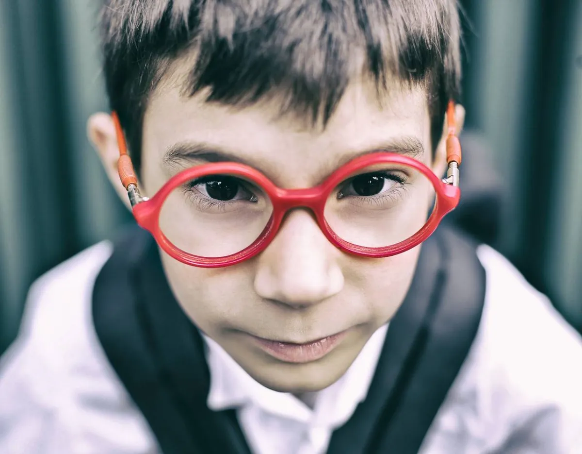 صورة طفل يتلاعب