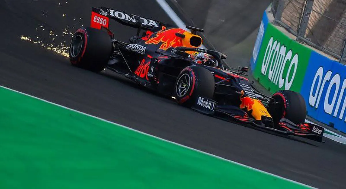 هاميلتون في مركز الانطلاق الأول بسباق اليوم بعد تجربة اسفرت عن زمن قدره 1.27.511دقيقة 