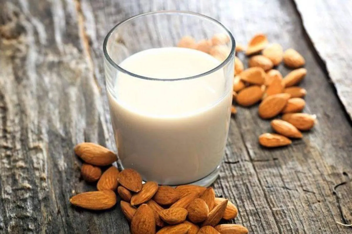 صورة لكوب من اللبن وبعض اللوز