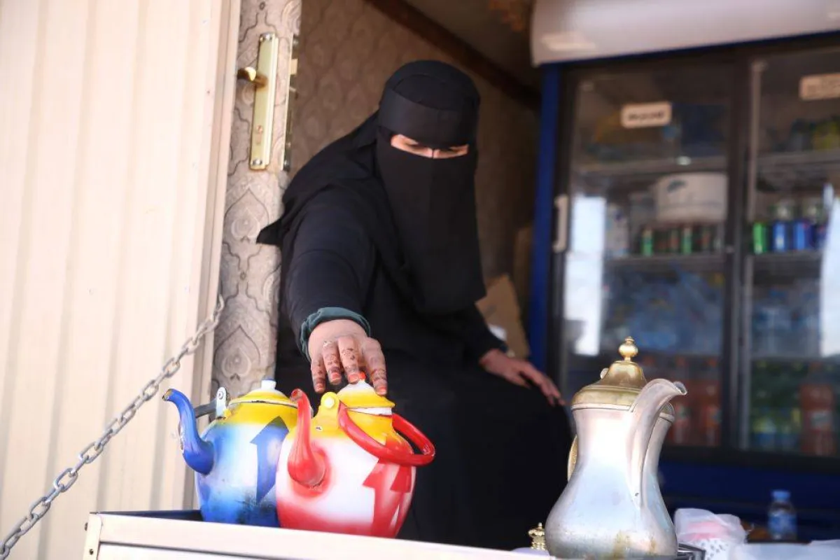 صورة سيدة تمارس البيع