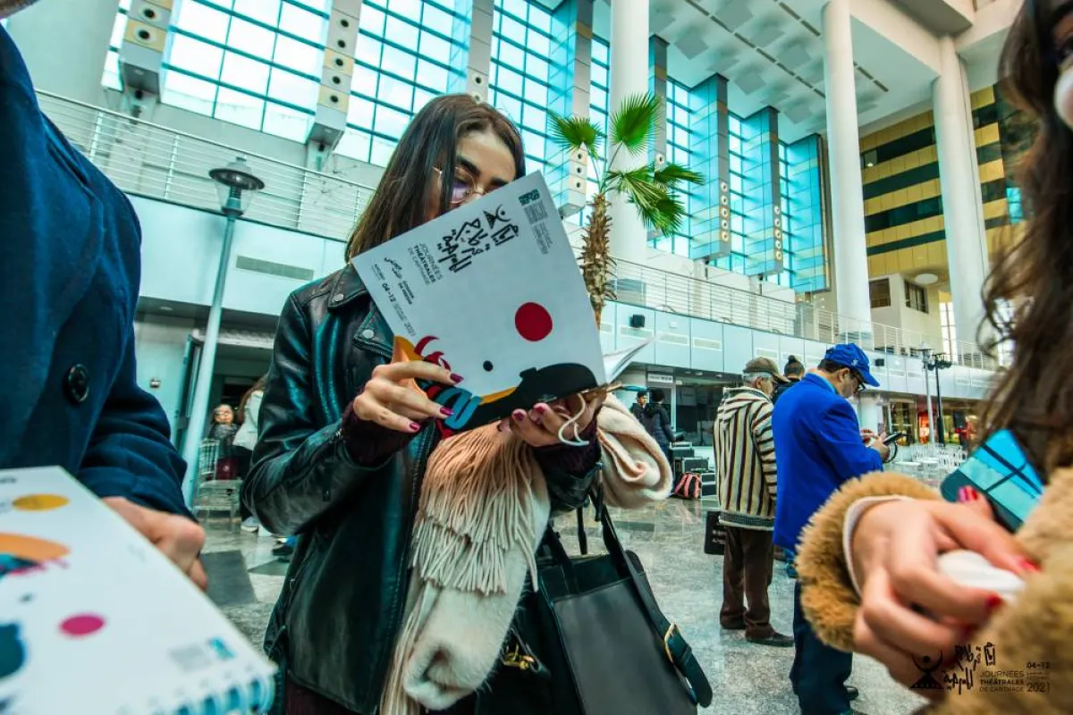 احدى الحاضرات  في الندوة الصحفية التي عقدتها مديرة المهرجان 