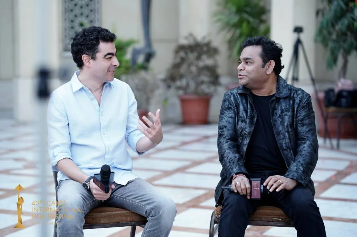 الموسيقار هشام نزيه مع الموسيقار إيه آر رحماني - الصورة من المسؤول الإعلامي لمهرجان القاهرة السينمائي