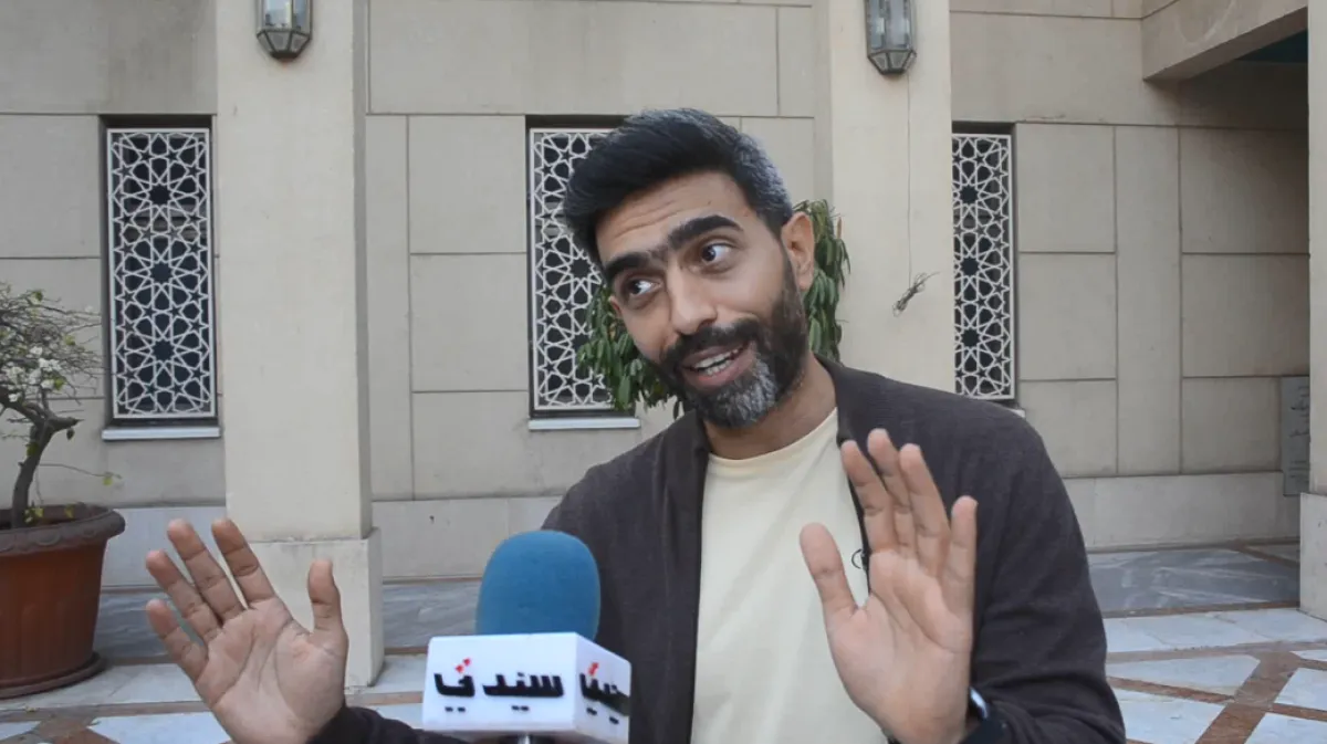 عمرو عابد خلال لقائه مع سيدتي - الصورة خاصة بسيدتي