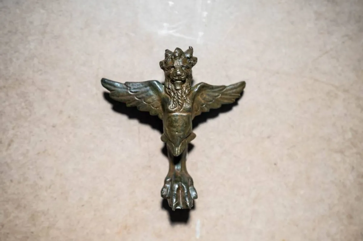 التمثال الذي عثر عليه في منطقة مليحة. الصورة من "وام"