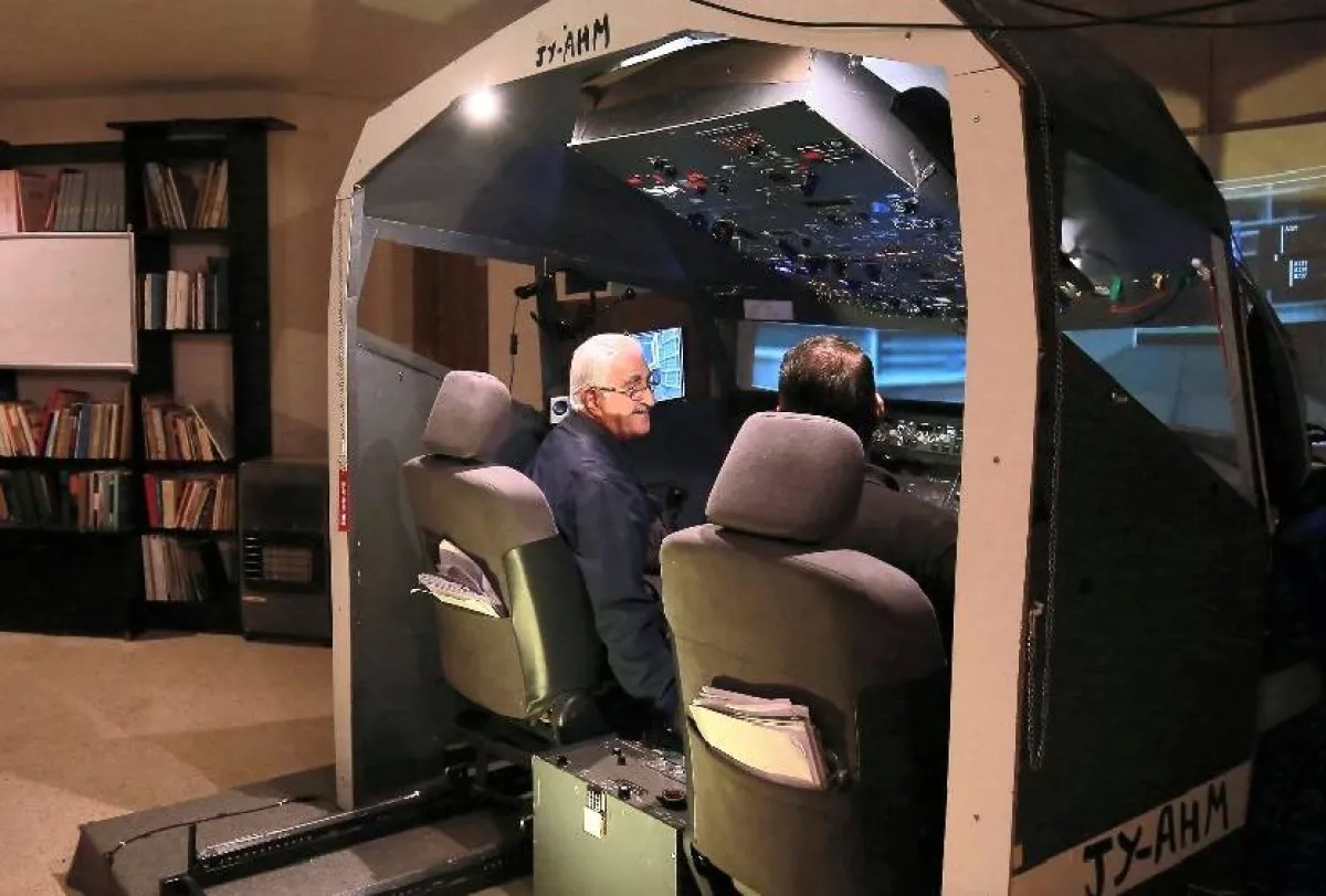 بنى قمرة قيادة طائرة في قبو منزله. الصورة من وكالة فرانس برس بالعربية