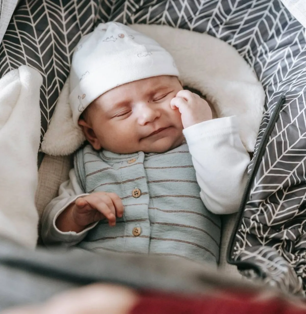 صورة لطفل يبتسم أثناء نومه