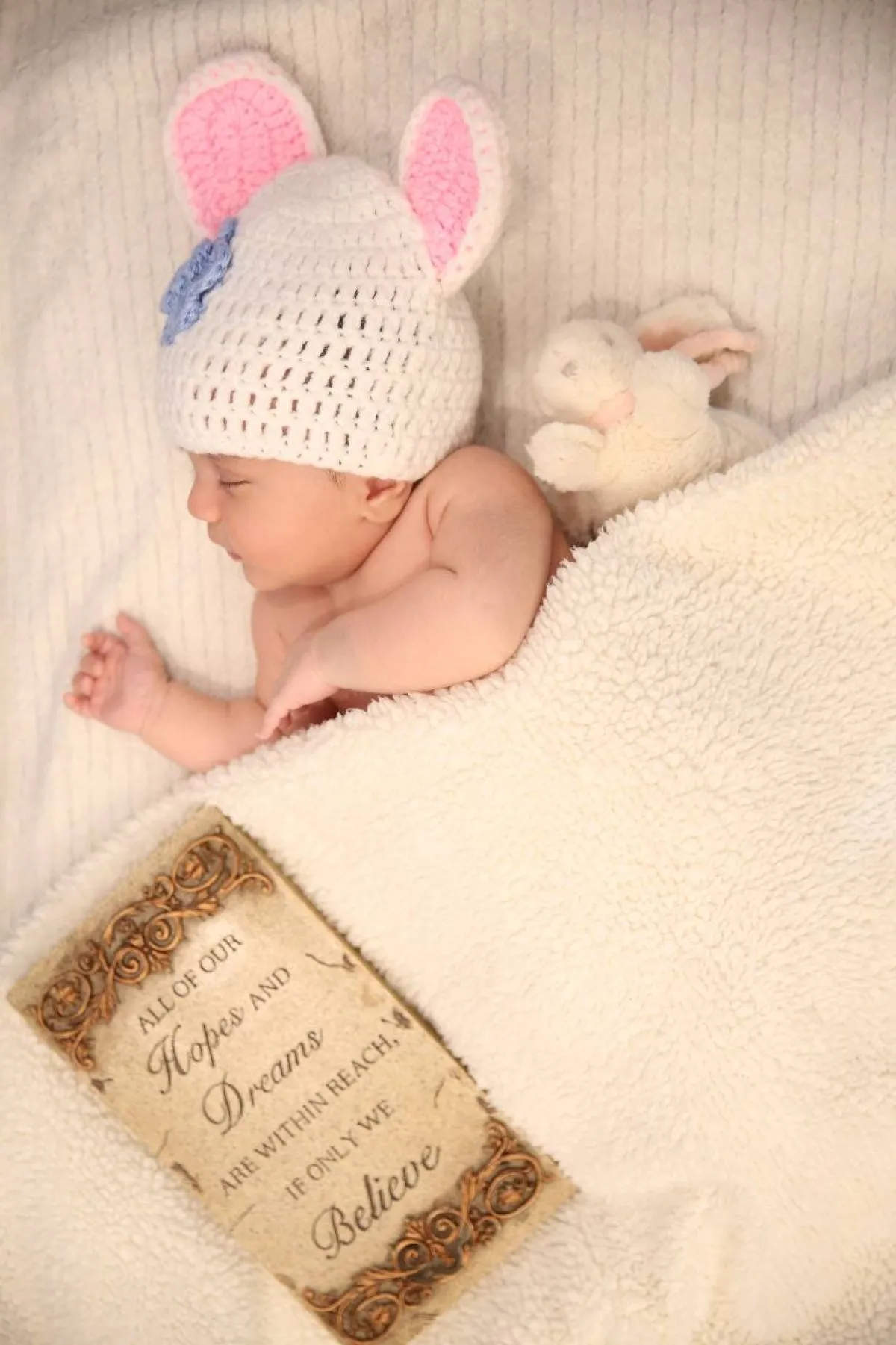 صورة لمولود مع لعبته