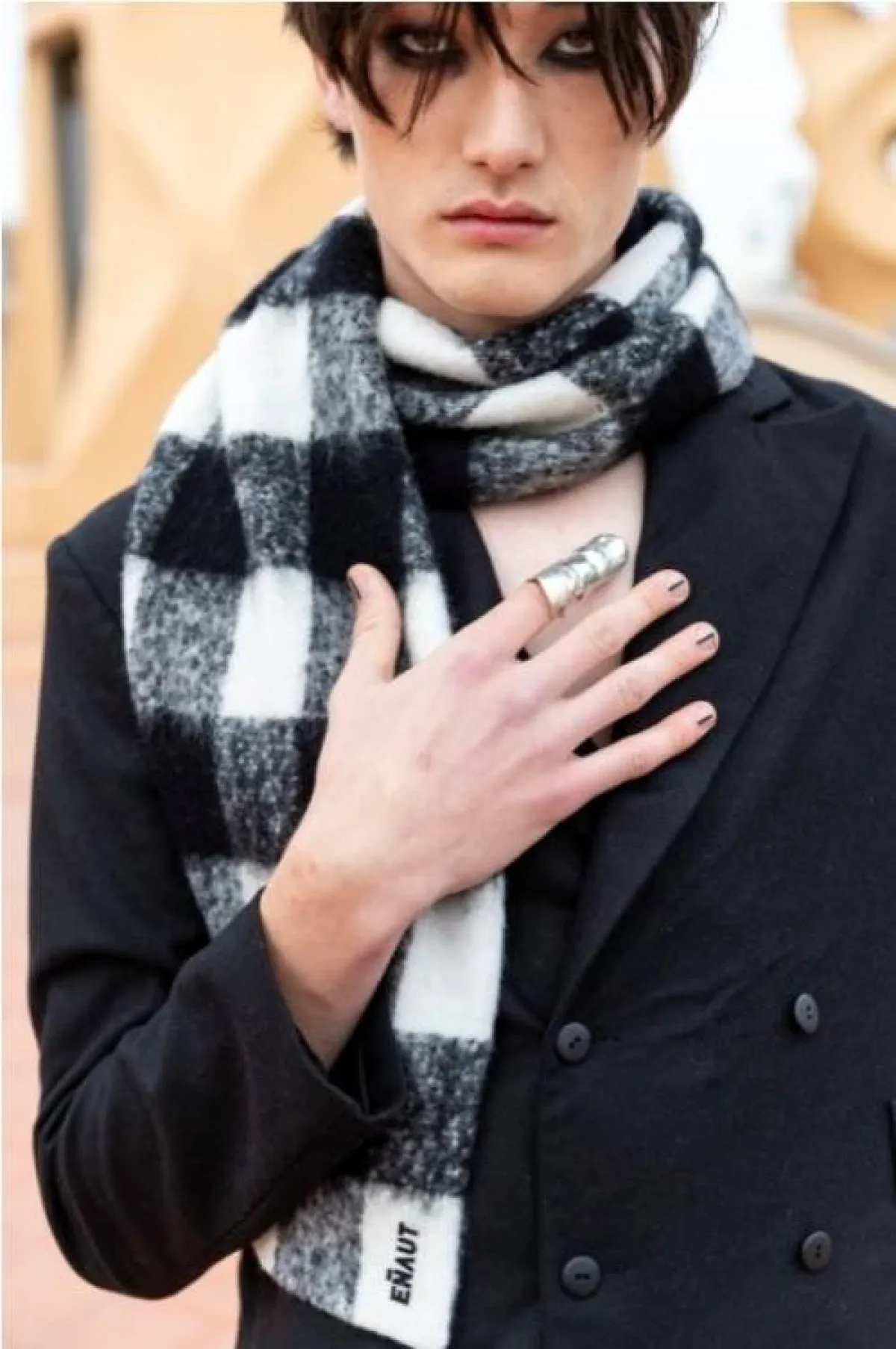 شال بالأبيض والأسود من إينو  Enaut