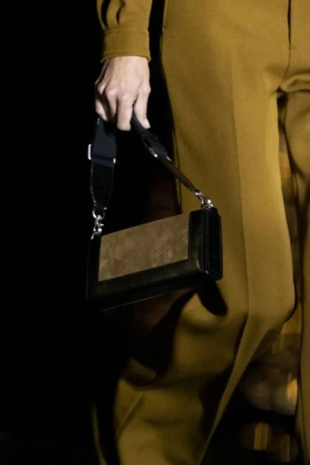 حقيبة من الجلد من آيمي ألكسندر ماتيوسي Ami Alexandre Mattiussi