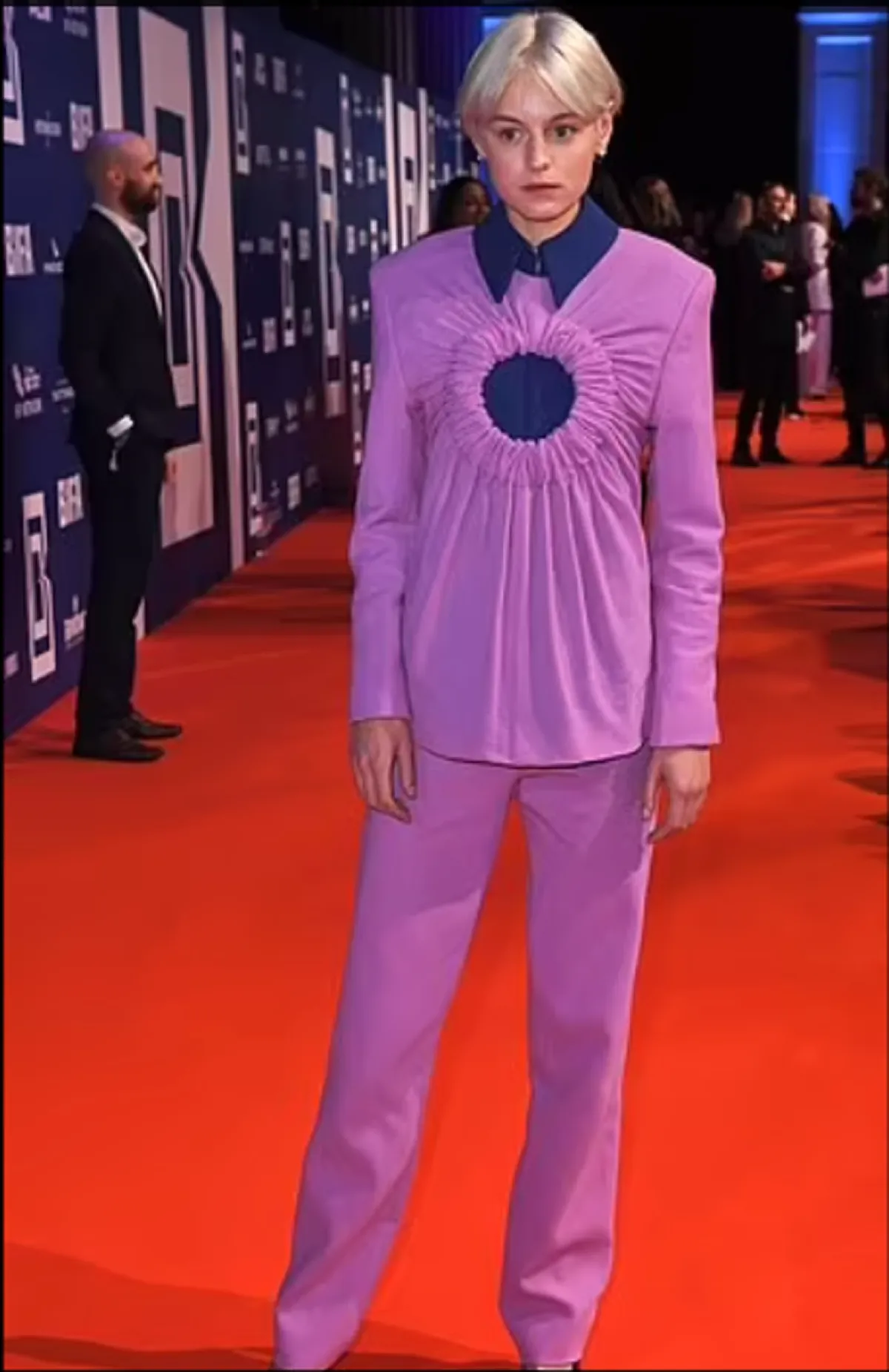 إيما كورين ترتدي البدلة البنفسجية