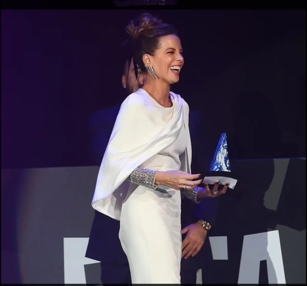 كيت بكنسايل تتسلم جائزتها