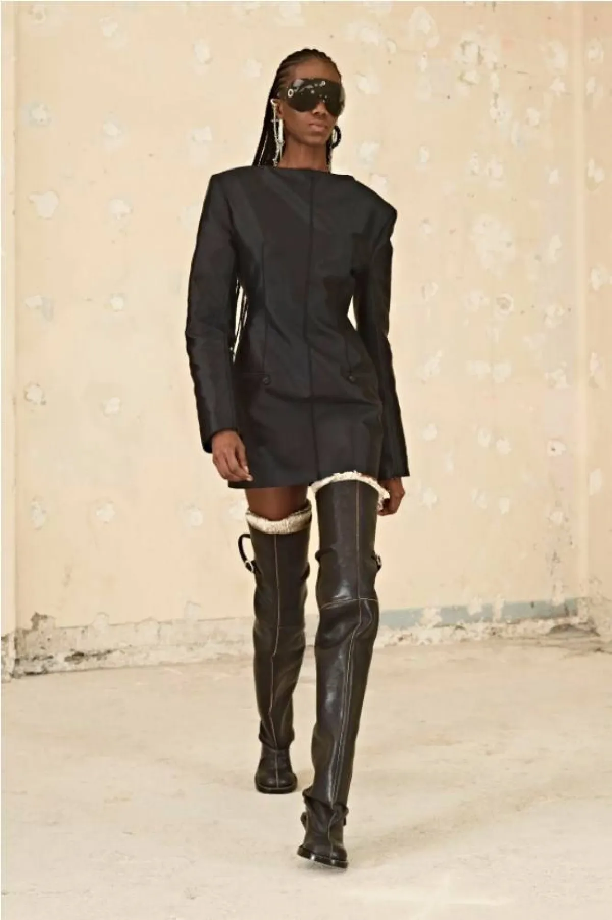 إعتمدي الملابس الجلدية من أكني Acne