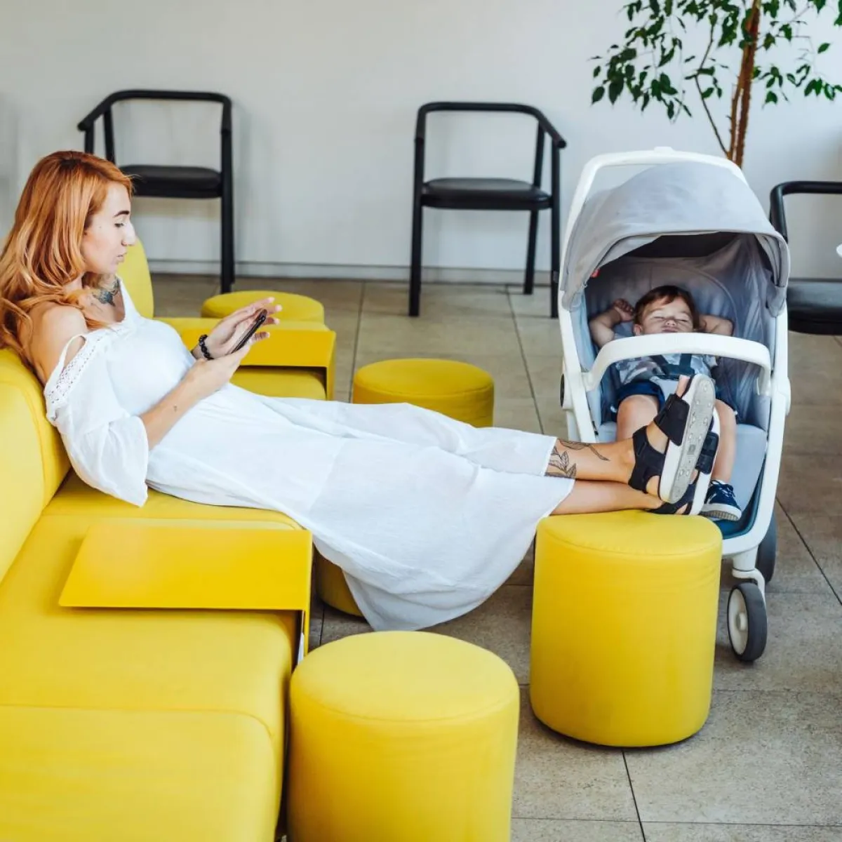 صورة لأم وطفلها داخل العربة