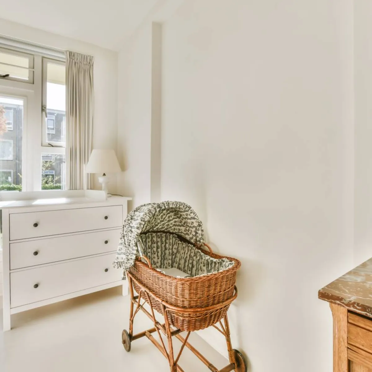 صورة لعربية الطفل أشبه بالسرير