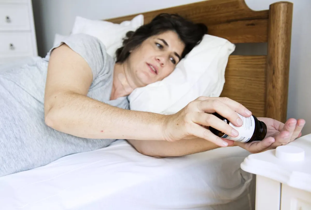 صورة لامرأة تتناول المضادات الحيوية