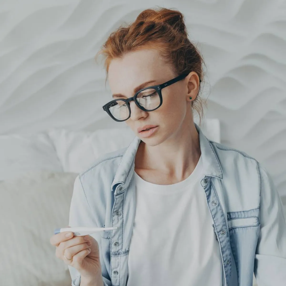 امرأة تنظر لاختبار الحمل