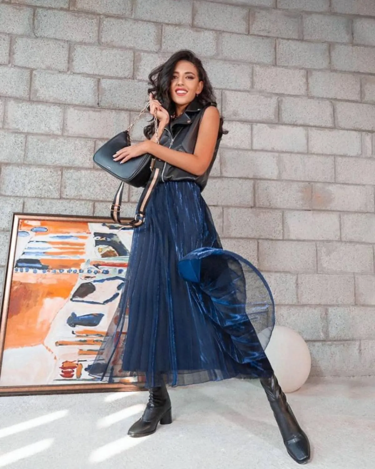 هادية غالب بحذاء أنيق باللون الأسود  