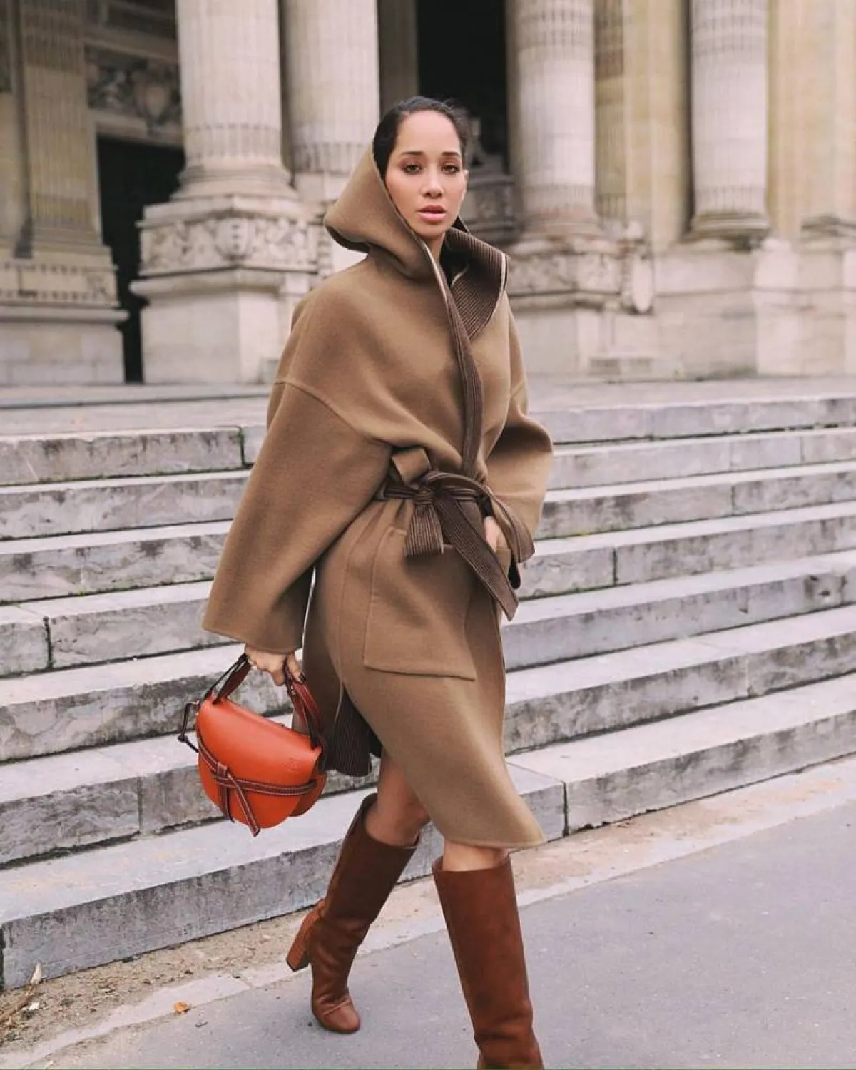 لانا الساحلي بحذاء راقي باللون البني  