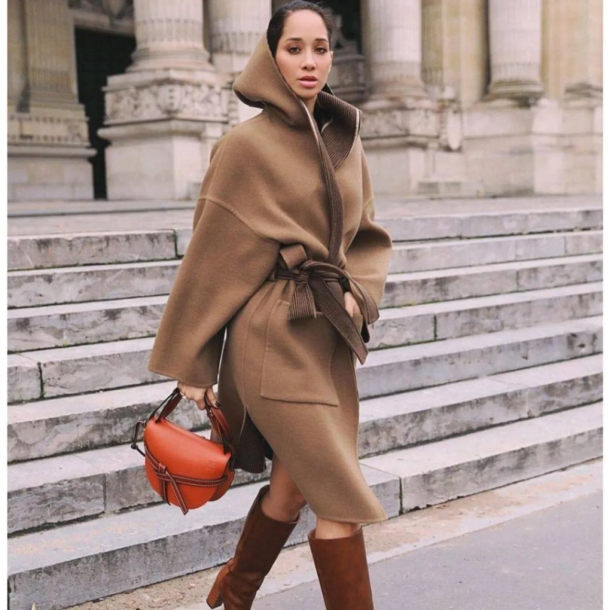 لانا الساحلي بحذاء باللون البني 