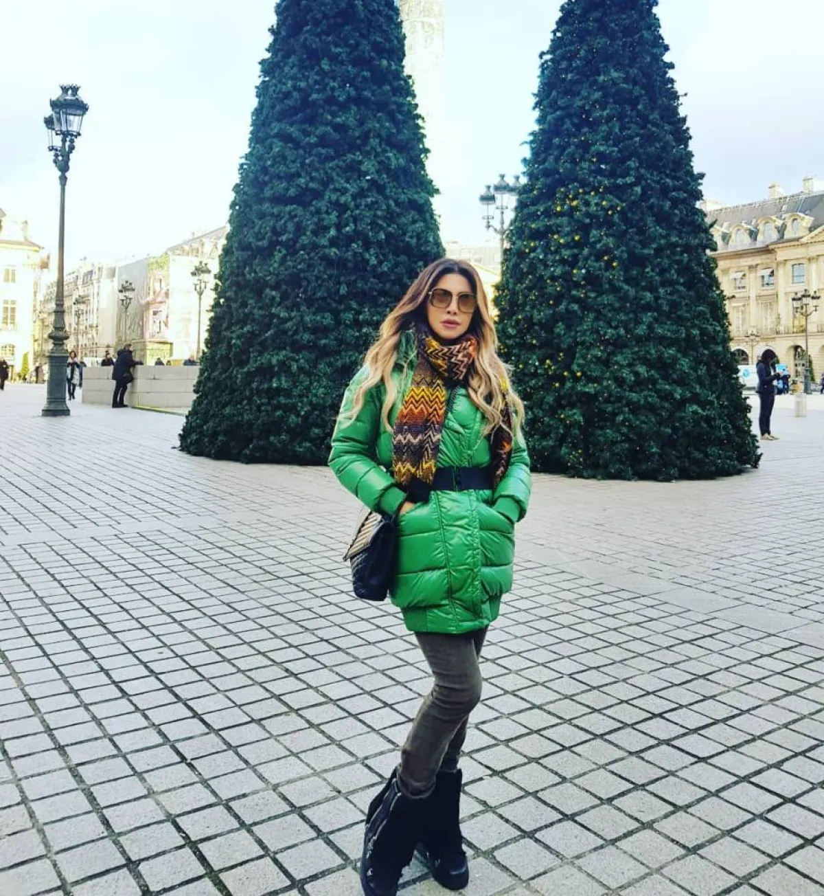 نوال الزغبي بجاكيت باللون الأخضر  