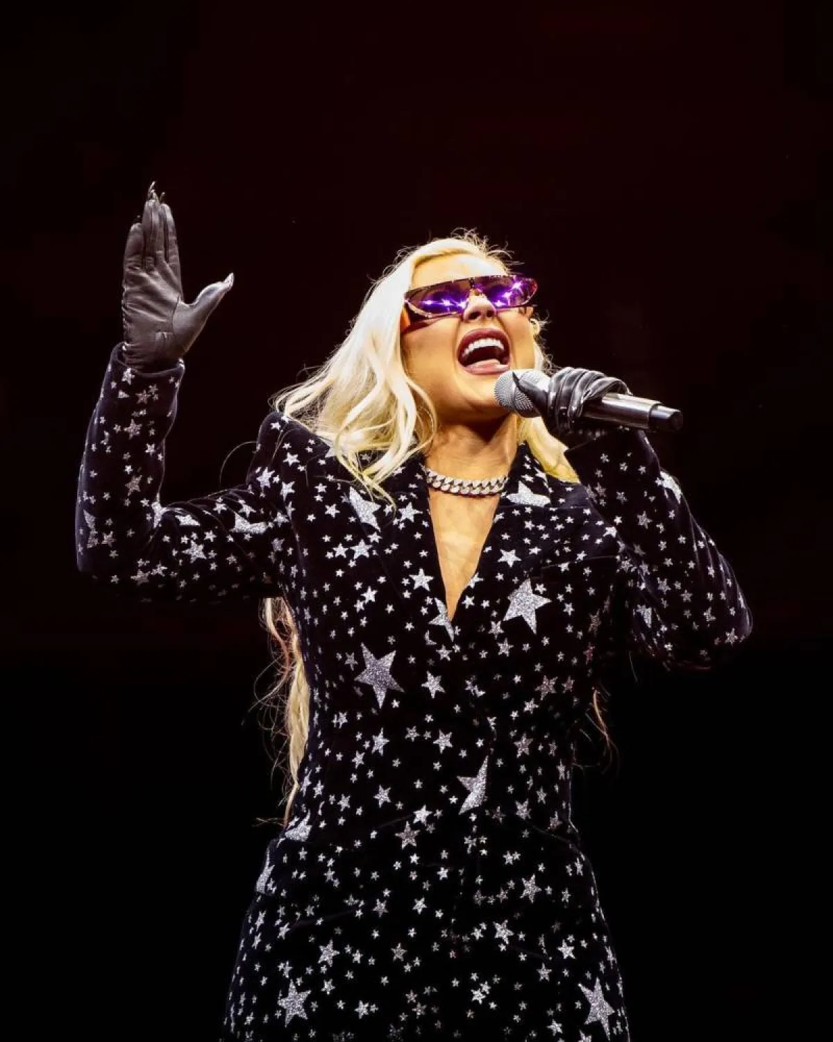 كريستينا أغيليرا ترتدي السترة المرصعة بالنجوم 