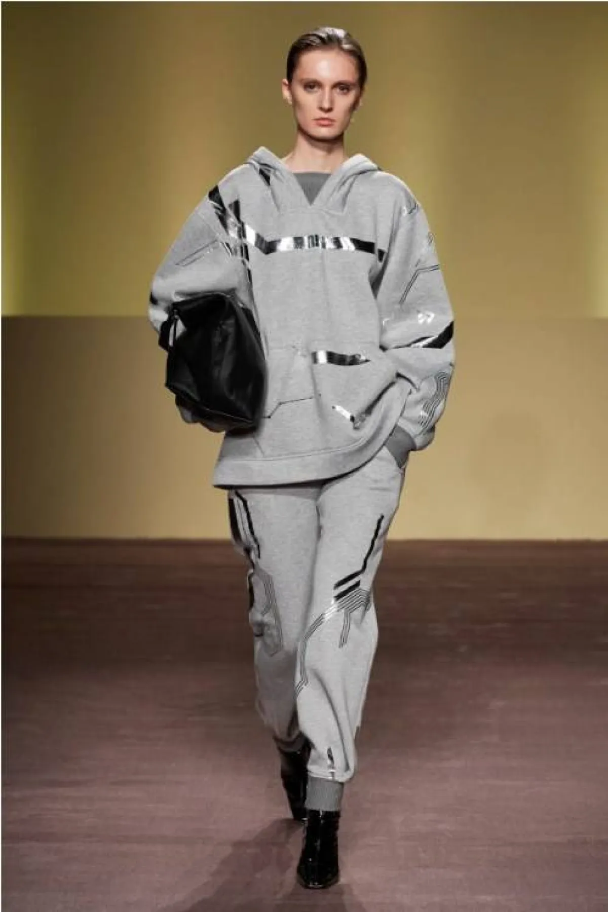 بدلة رياضية احادية اللون 