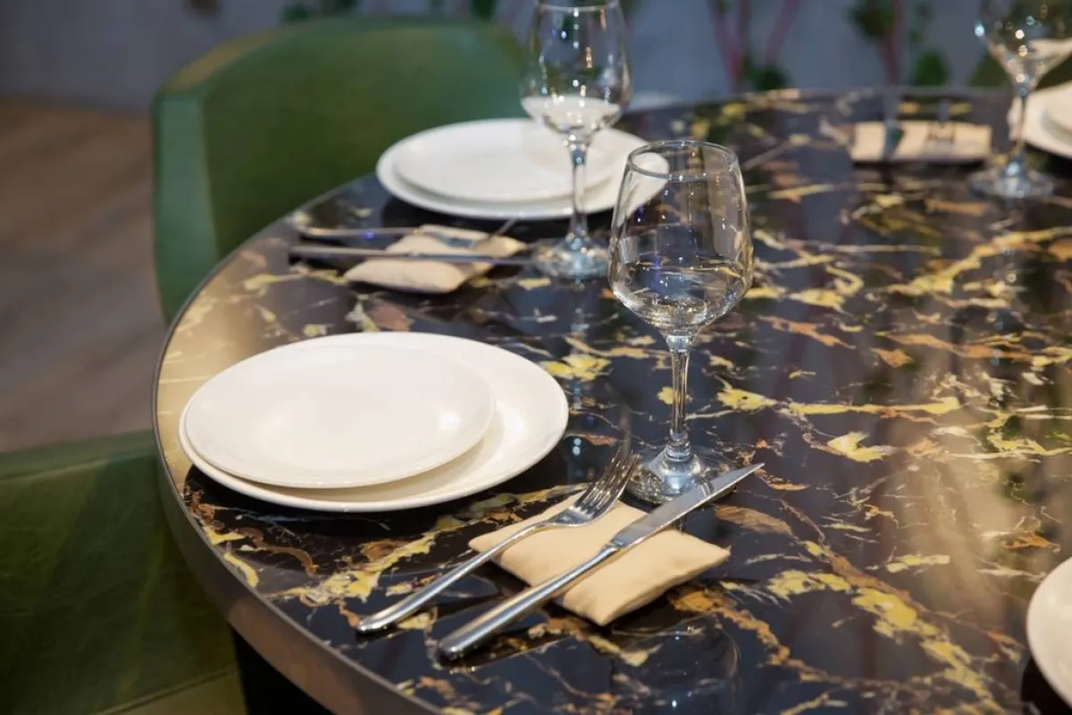 طاولة الطعام من الرخام الأسود