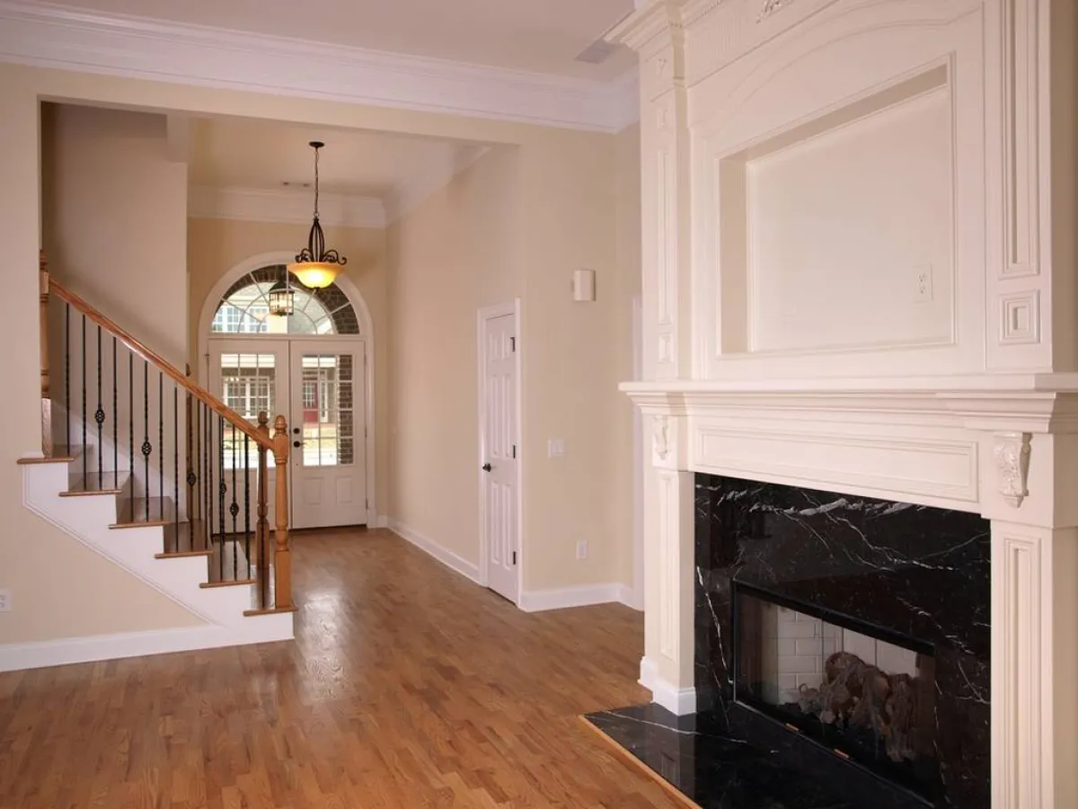 الرخام الأسود في تصميم الإطار الذي يحيط بالمدفأة