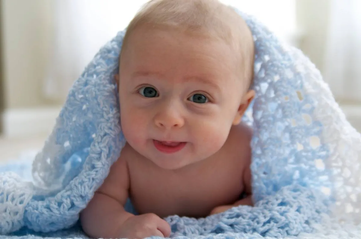 صورة لطفل يرفع رأسه