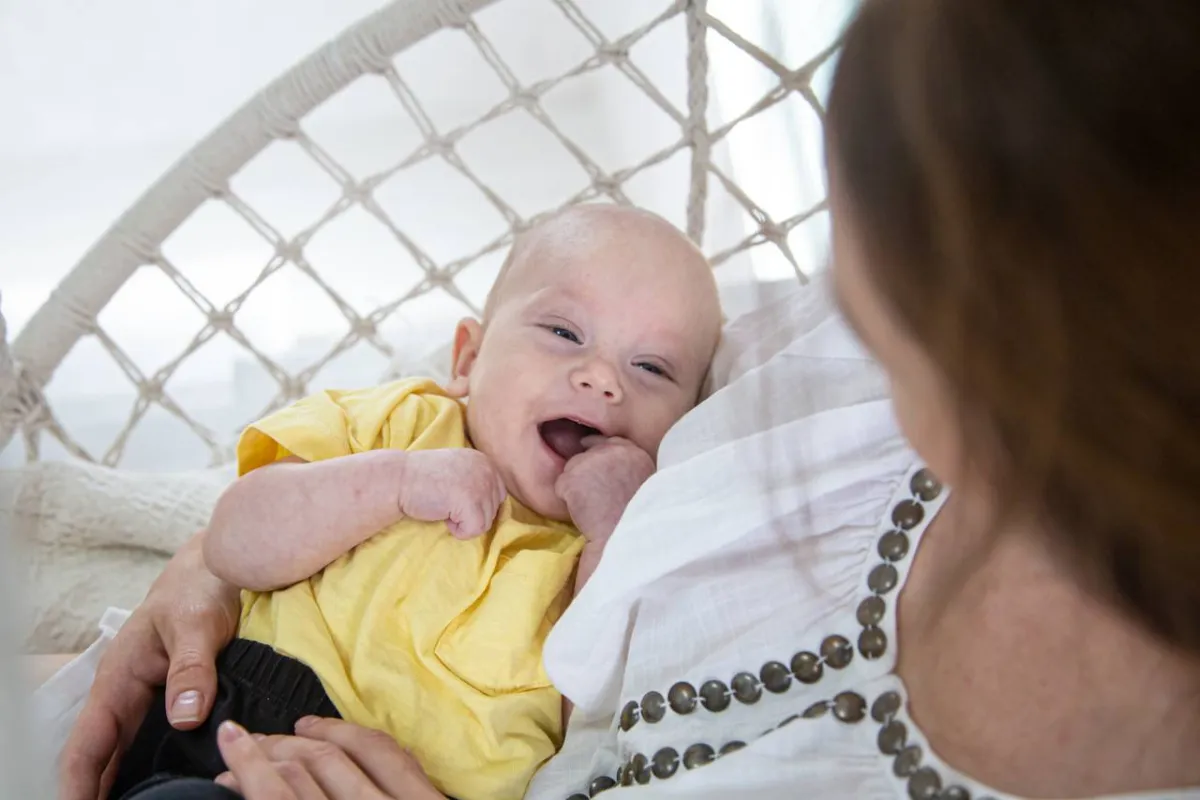 صورة لأم تحمل رضيعها