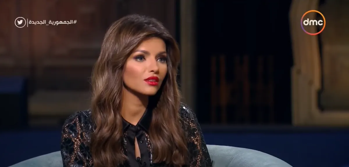 الإعلامية إيمان الحصري في أول ظهور لها مع الفنانة والإعلامية إسعاد يونس - الصورة من حساب شاشة دي إم سي على يوتيوب