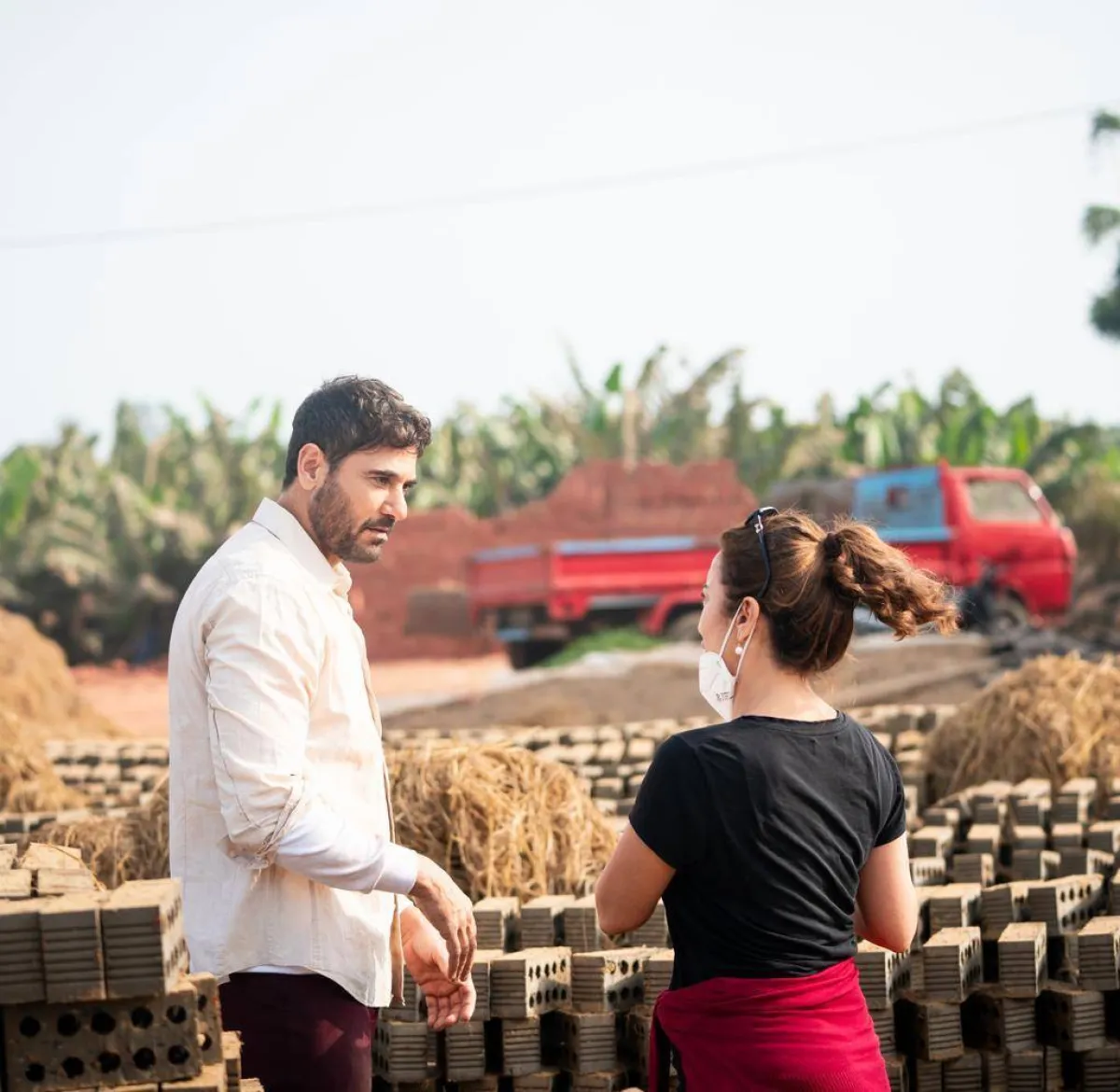 ساندرا نشأت وعز من كواليس فيلم أخويا - الصورة من حساب ساندرا نشأت على فيسبوك