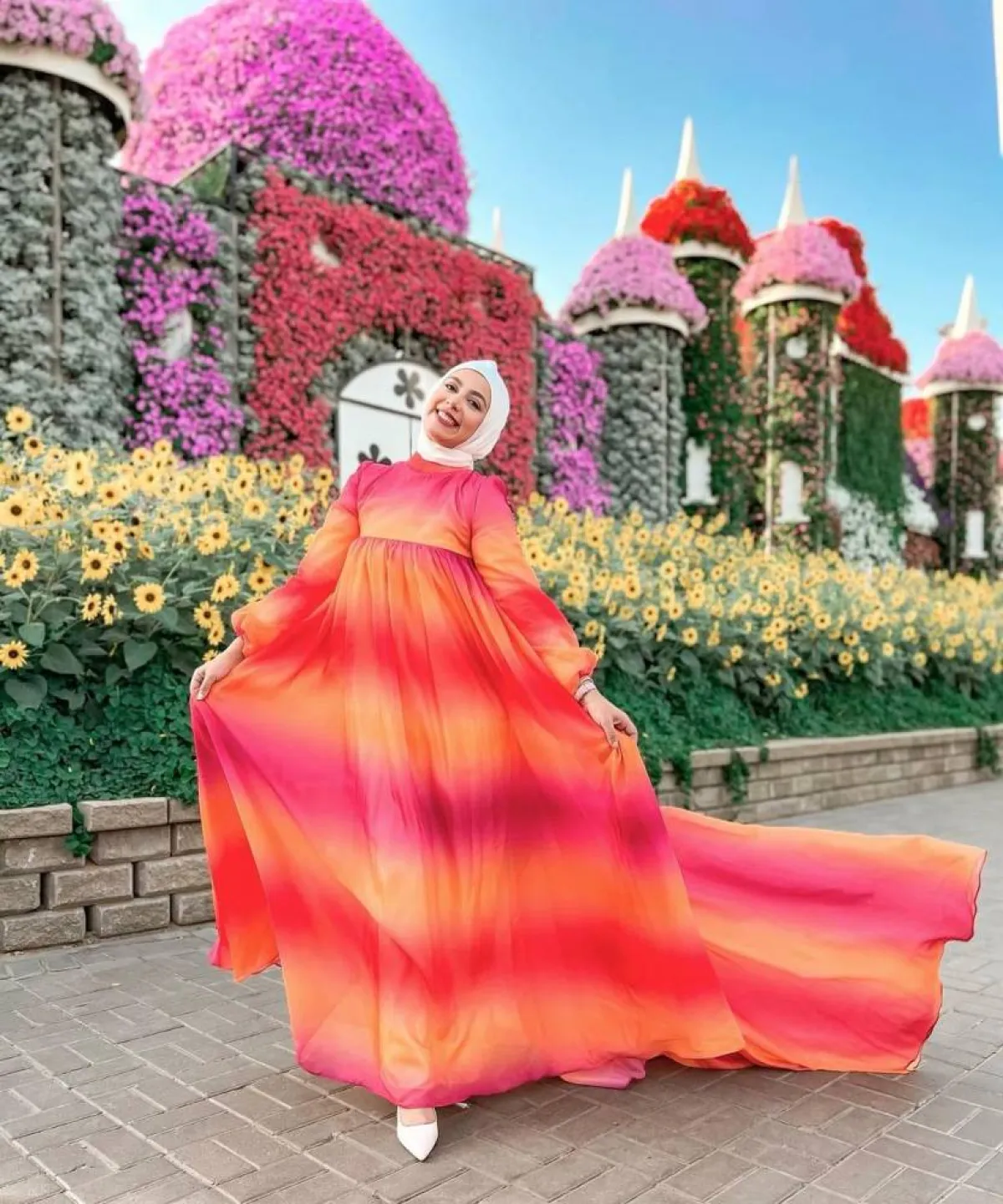 علا عبد الحميد بفستان ملون واسع 