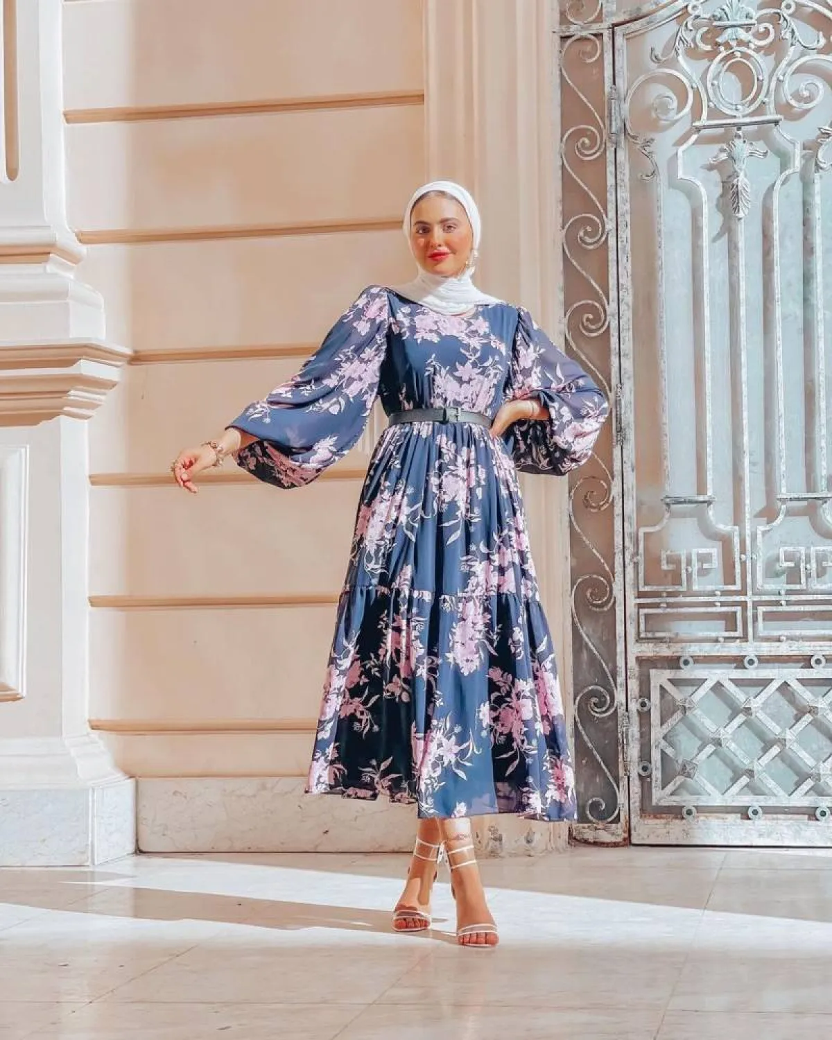 مريم حسن بفستان فضفاض مطبع بالورود 