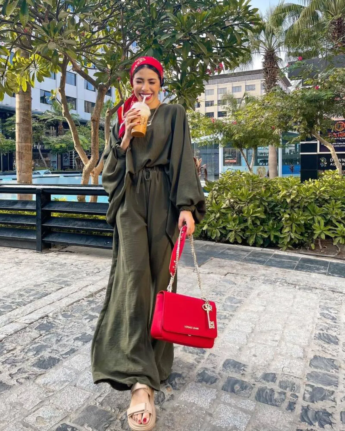 منة السني بفستان فضفاض باللون الأخضر الداكن بتصميم أوفر سايز