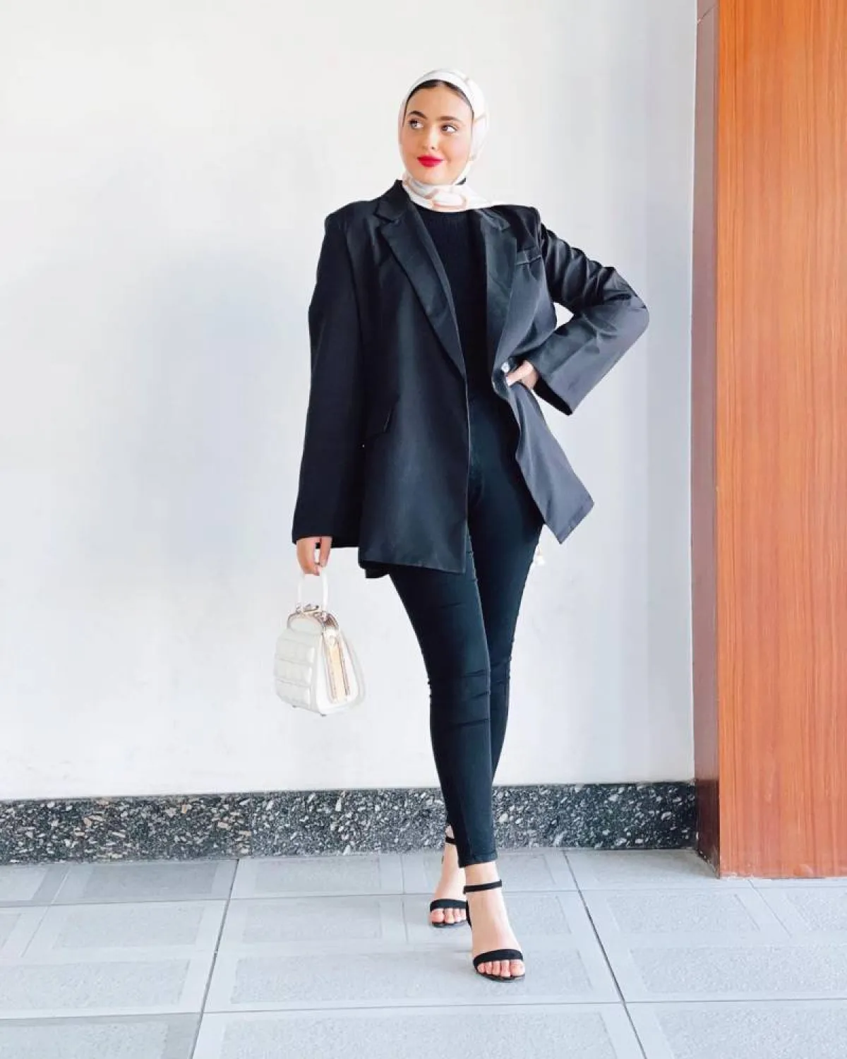 مريم حسن بجاكيت أسود طويل وبنطلون أسود 
