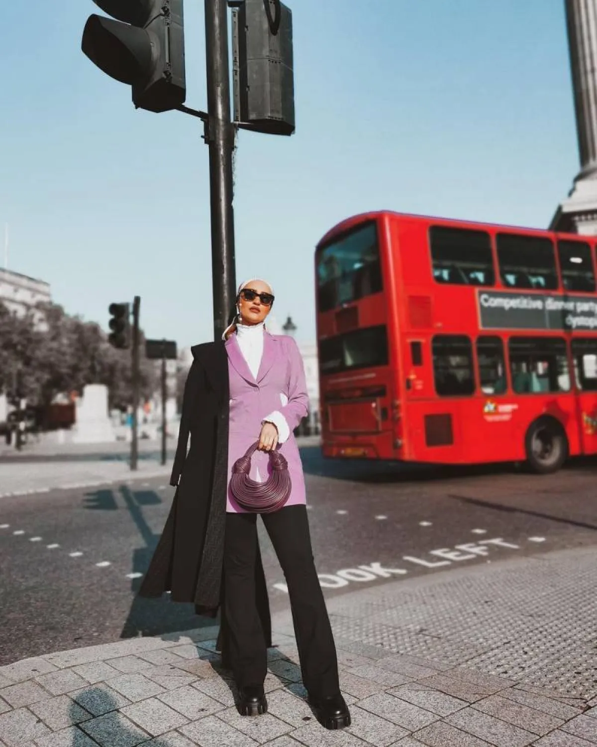 دلال الدوب بجاكيت موف وبنطلون أسود 