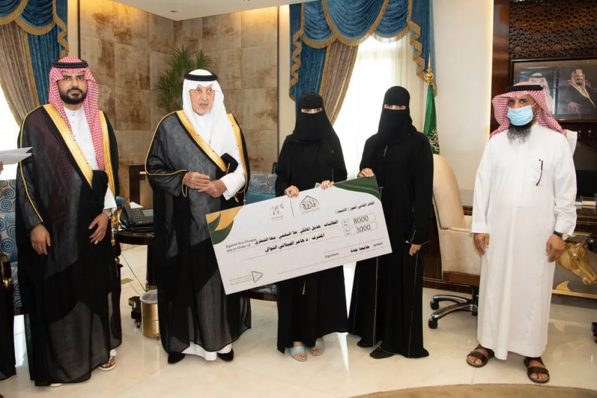 الأمير خالد الفيصل يسلم الفائزين جوائز مسابقة "الإبداع في الوسطية والاعتدال"