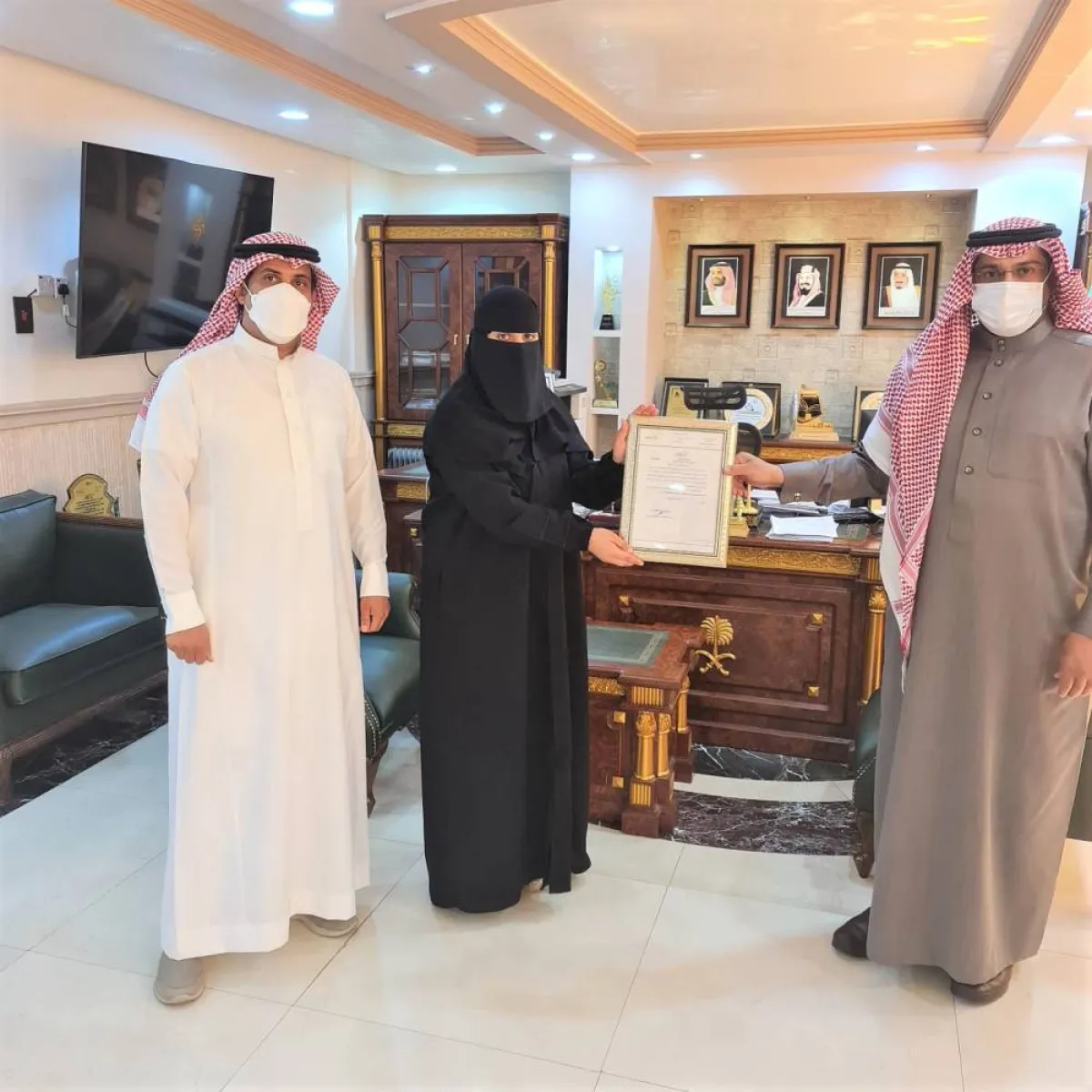 أثناء تكريم الطالبة