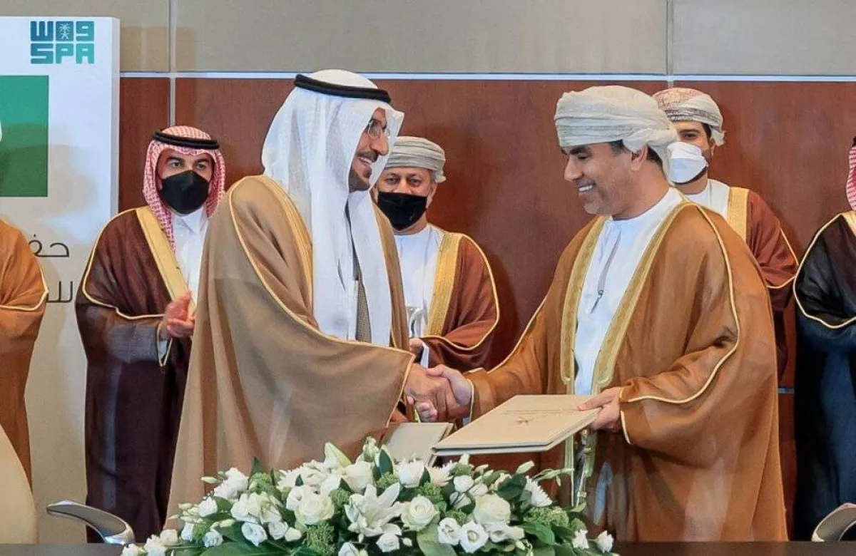 توقيع 13 مذكرة تفاهم تتعلّق بالعمل المُشترك بالقطاعات الاقتصادية بين السعودية وعُمان 
