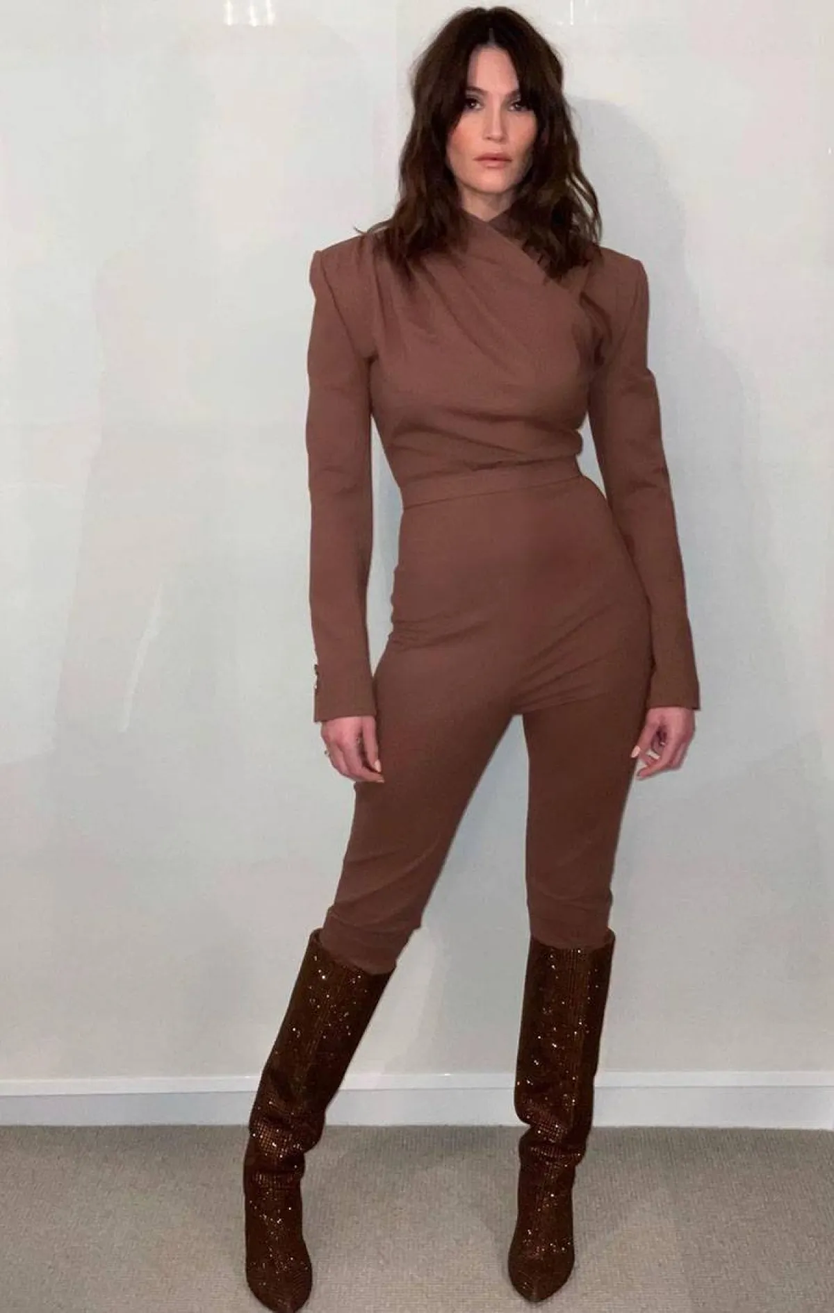 جيما ارترتدوت ترتدي السروال العالي الخصر