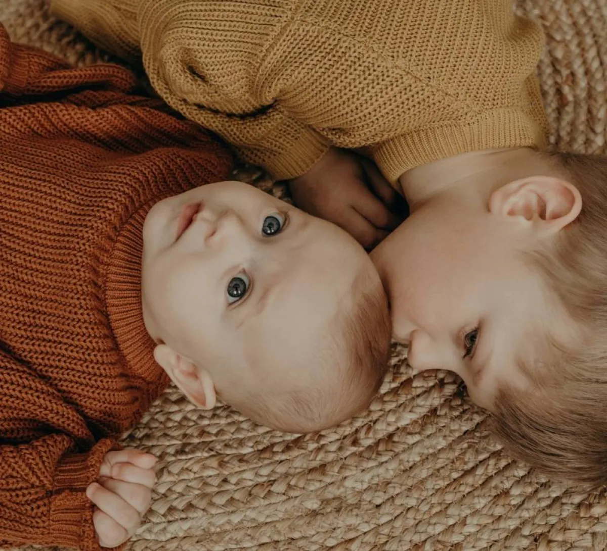 صورة لشقيقين 