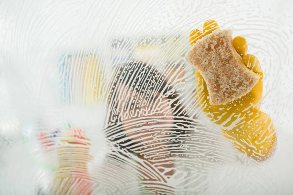 تنظيف الزجاج بالصابون والماء الساخن 