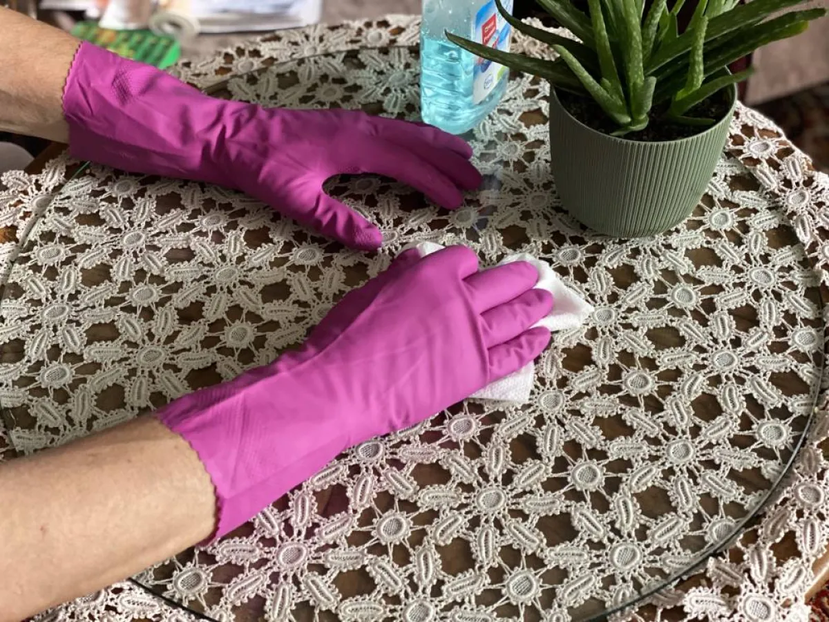 مكونات منزلية في عملية إزالة الملصقات من الأسطح الزجاجية