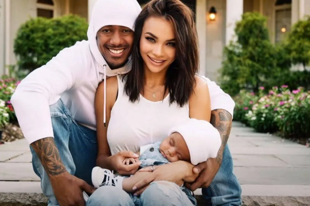 نيك كانون وأليسا سكوت مع ابنهما زين- الصورة من موقع Sky News